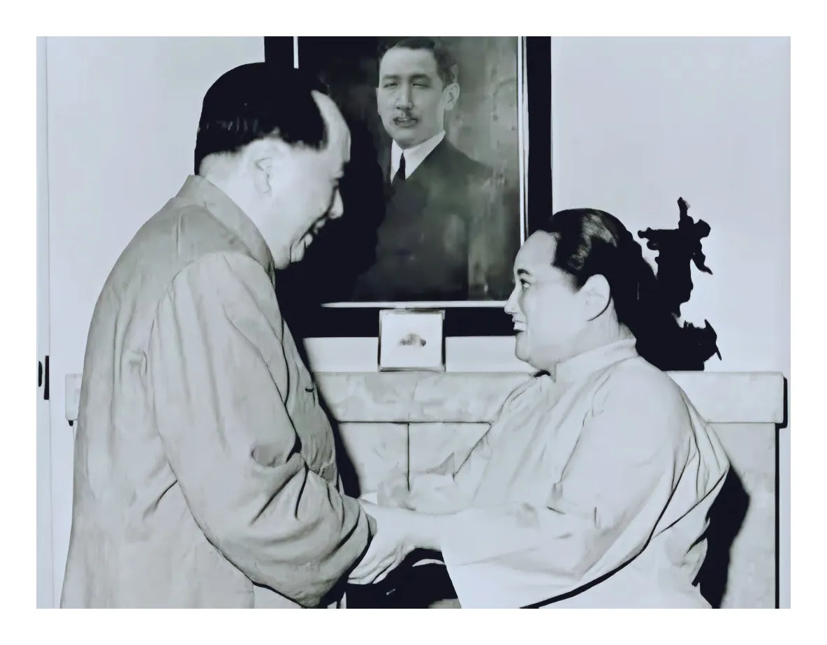 1961年，毛泽东主席和宋庆龄副主席亲切握手。 
