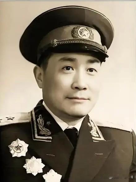 他41岁授衔开国中将。35岁任第二野野战第五兵团18军军长。41岁任新疆军区司令