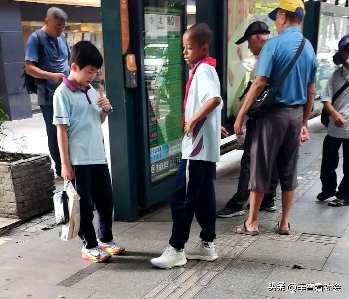 黑人小孩现在已经彻底融入了中国社会。
他们甚至还戴上了鲜艳的红领巾？
成为了一名