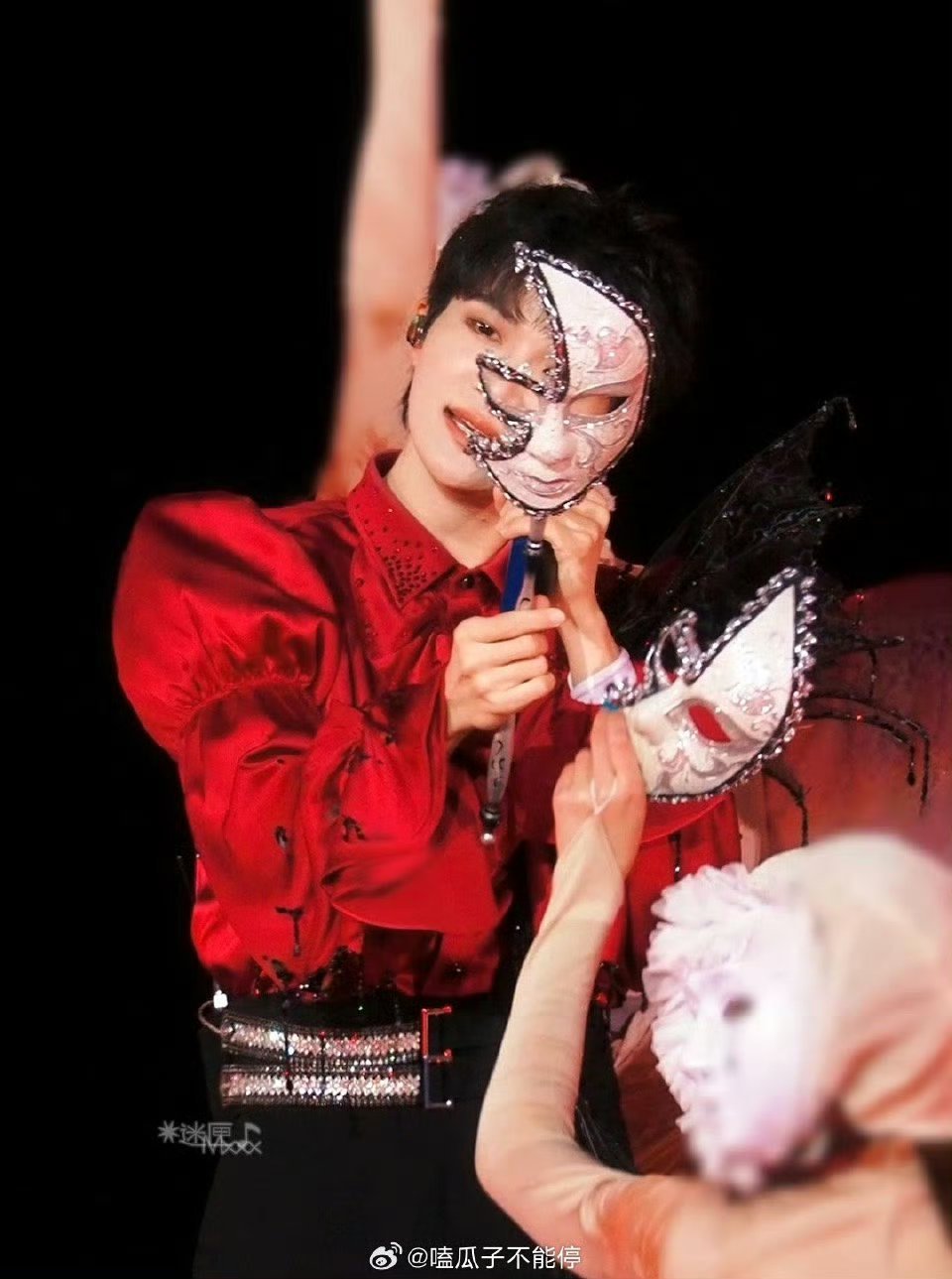 周深演唱会红衣小王子造型也太绝了，给cody加鸡腿🍗