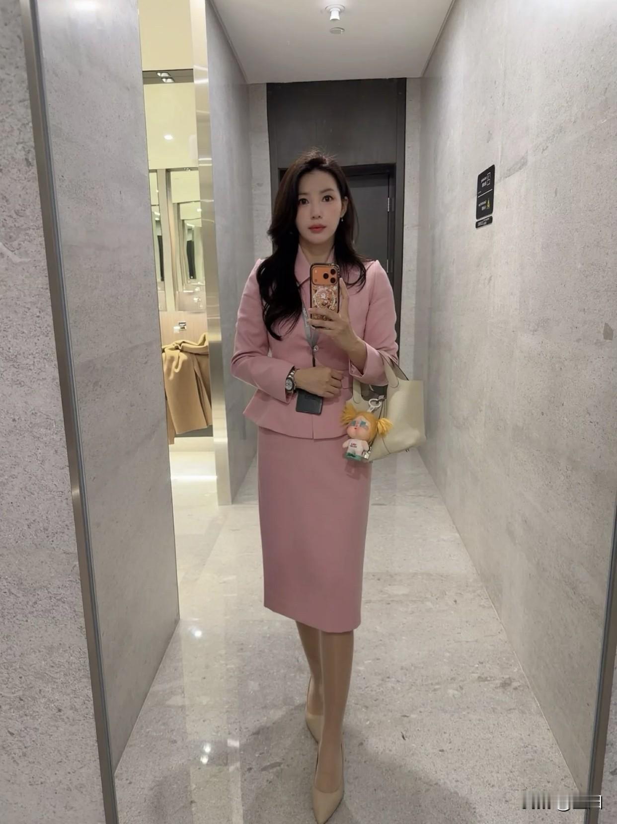 职场穿搭怎样更显女人味?优雅粉裙穿搭，职场女性的时尚选择！