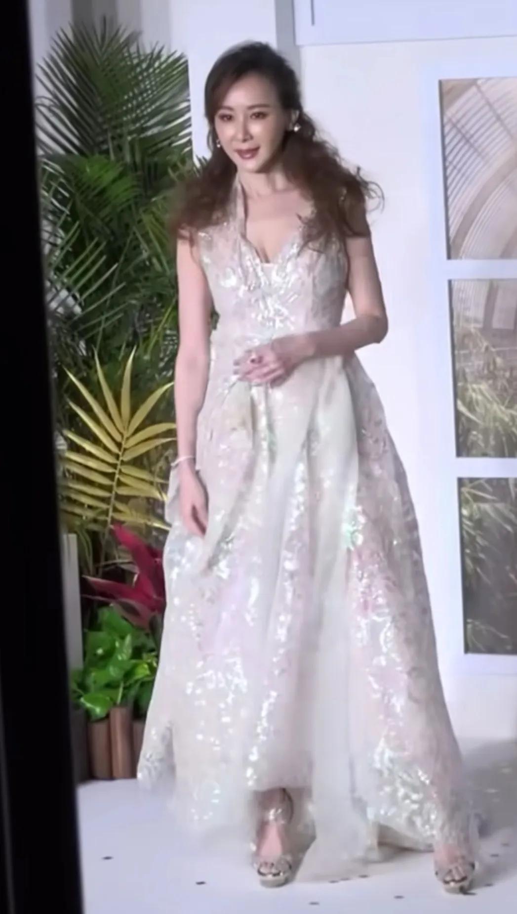 萧蔷当年如日中天的台湾第一美女
如今55岁依旧惊艳四座
她真的好美
当年一把扇子