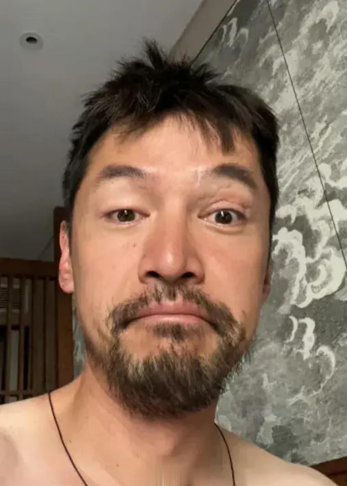 #胡歌删博后发自拍#就是这张吗？这不像胡歌。 ​​​