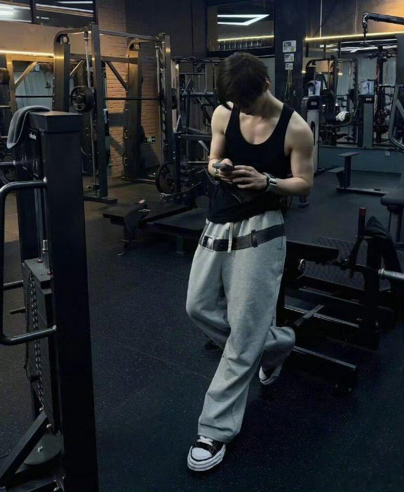 何与ins晒健身照，肌肉如何 