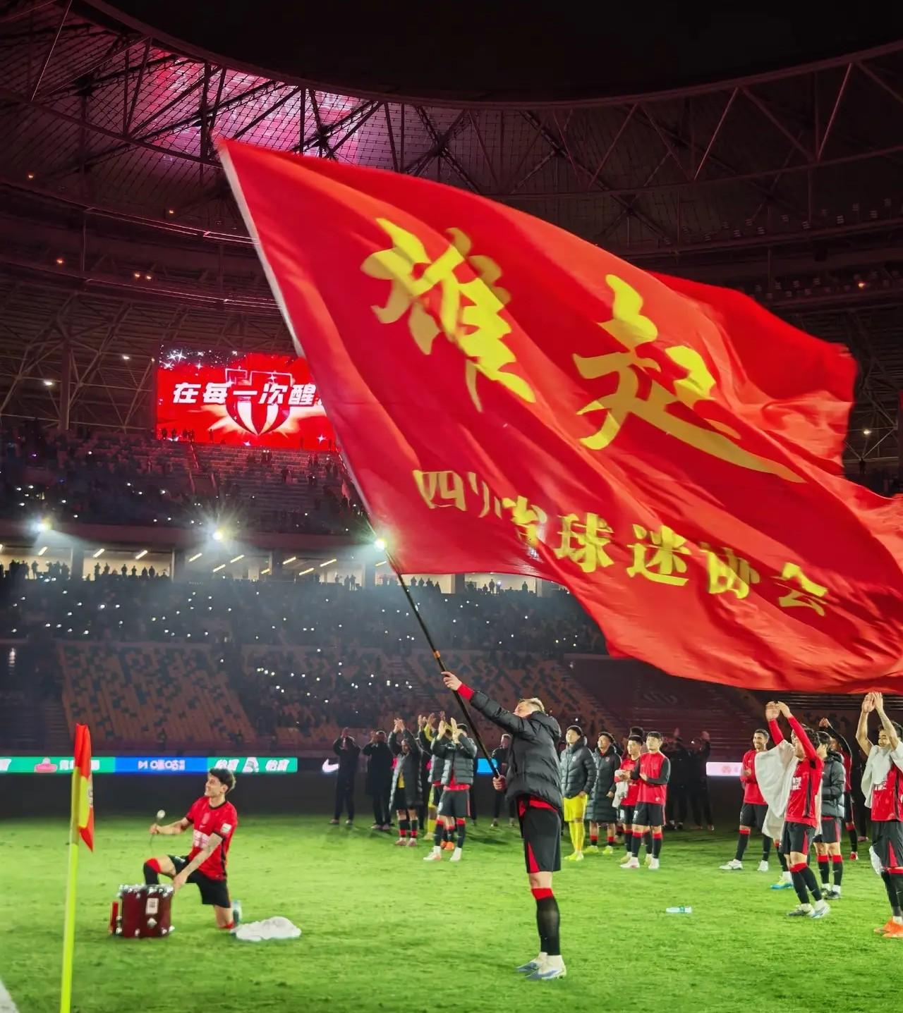 大家都看错了，其实中超成渝之战氛围大热，不是因表面上争区域老大的成渝德比，而且是