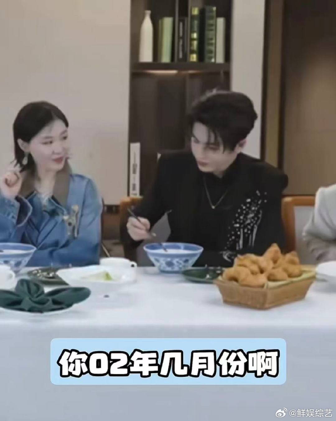 开推团听到丁程鑫比周柯宇大的反应没想到丁程鑫居然比周柯宇还大几个月，完全想不到我