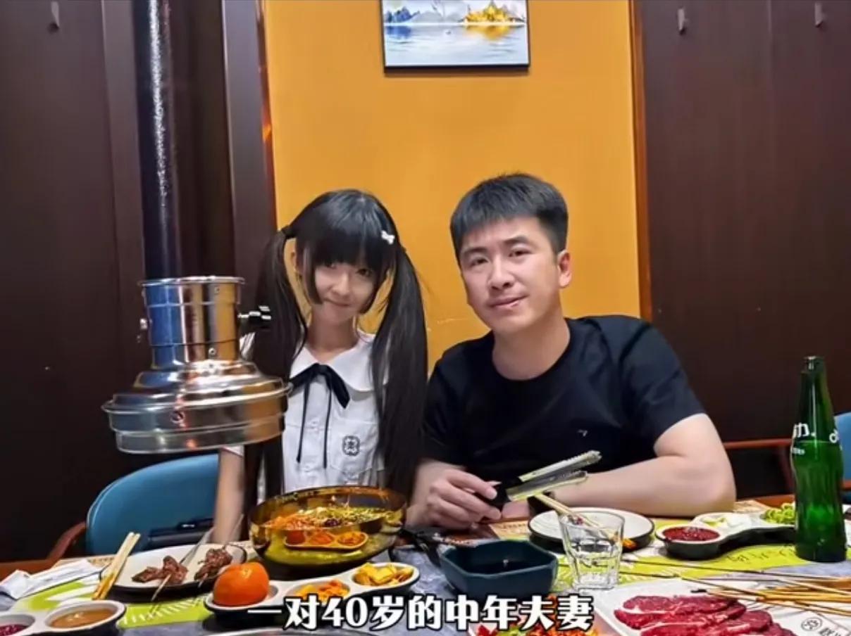 怎么看都不像40岁的女人，这样子看着像个初中生，长得幼稚，打扮的也幼稚。
她老公