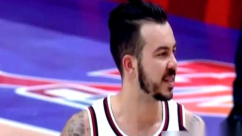 前一天晚上，还在万众瞩目下投进一个几乎是中场的压哨绝杀。
第二天早上，直接跟球队