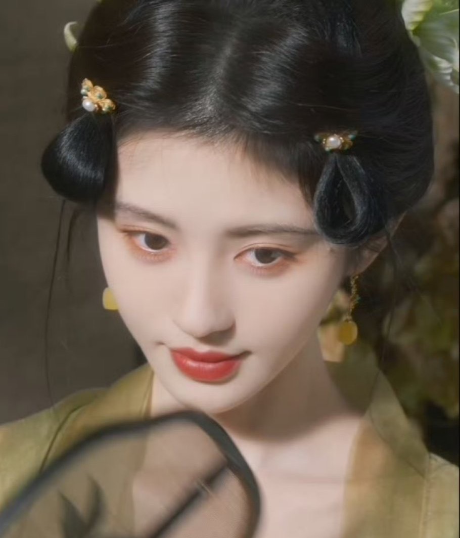 鞠婧祎换新发型了 ​​​