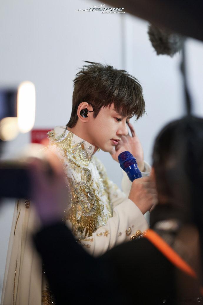 张杰张杰初代选秀唱跳刺客体力唱功双封神！鸟巢唱跳全程高能，又跑又跳还能稳唱，这状