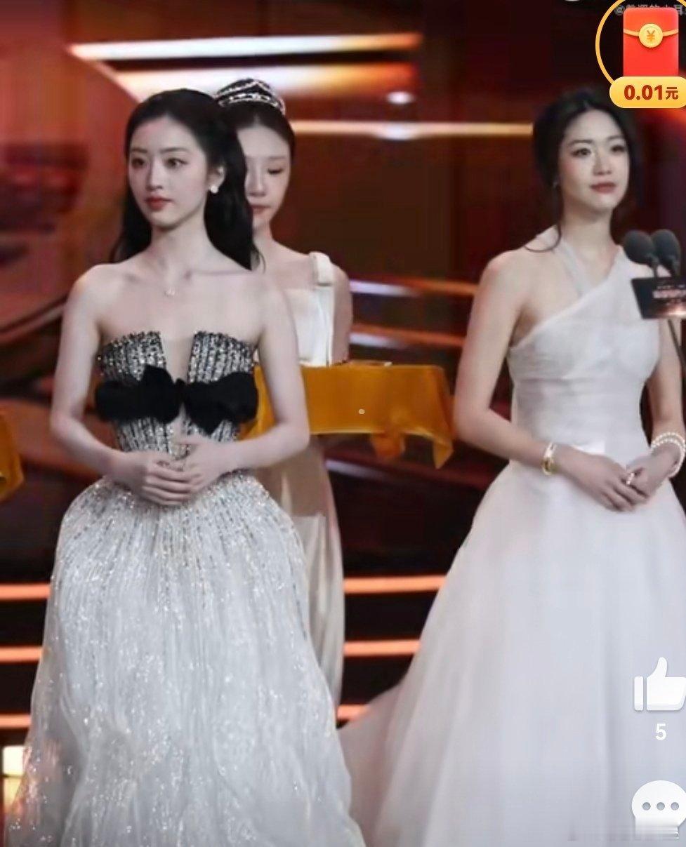 还是不行眼睛小了脸大了虽然更白但感觉同框还是恩熙好看些 ​​​