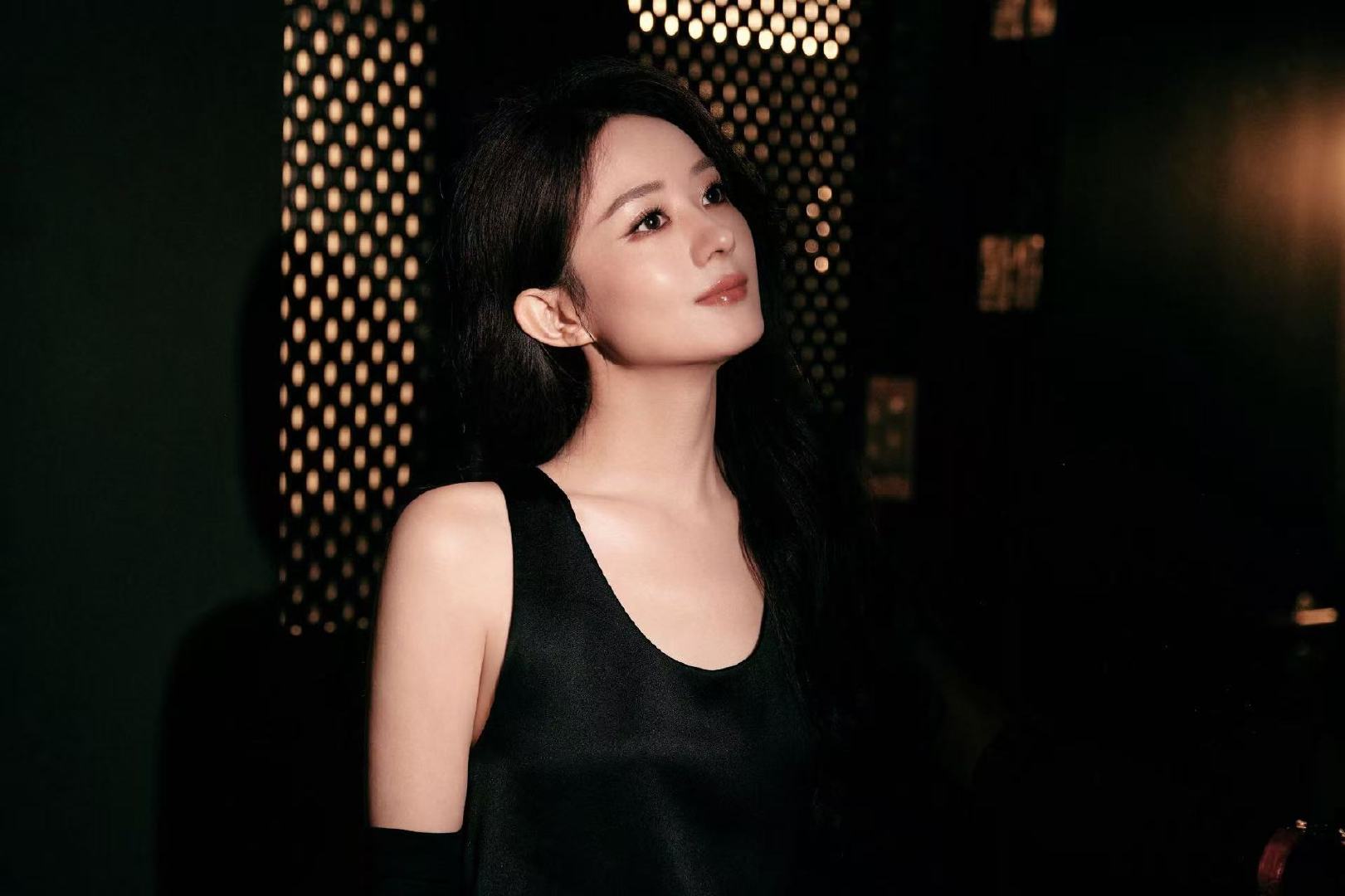 赵丽颖浪琴直播造型赵丽颖黑色缎面裙女神妈咪丽酱 ​​​