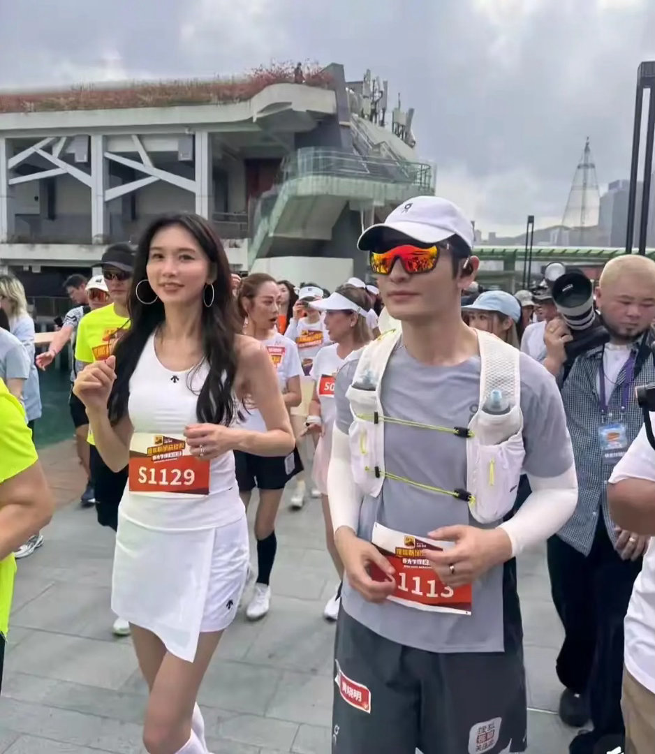 女神就是女神，林志玲硬是凭一段视频，迅速“点燃”网络，五十几岁了还带着俏皮毫不违