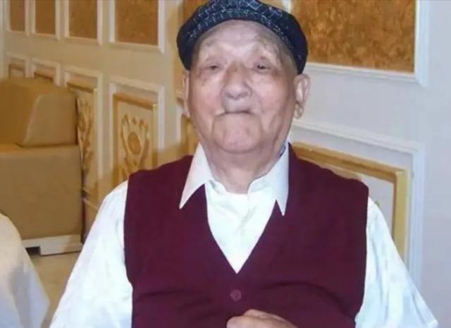 1957年，毛主席视察 武汉 ，得知王盛荣只是建筑局里的一个副处长时，勃然大怒，