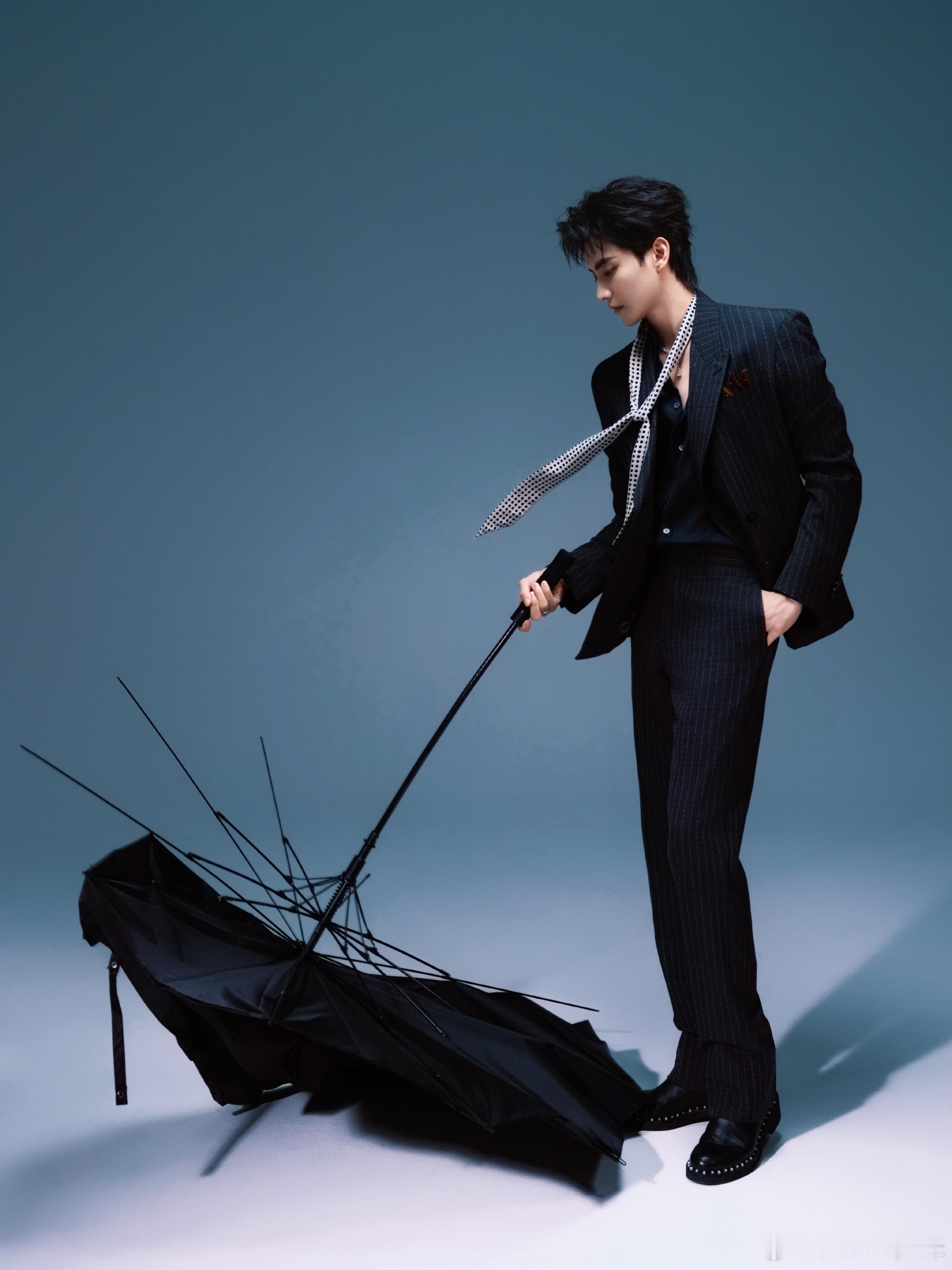 看给陈鑫海热成啥样了陈鑫海满头大汗 海口星光大赏热到满头汗，陈鑫海依旧优雅从容，