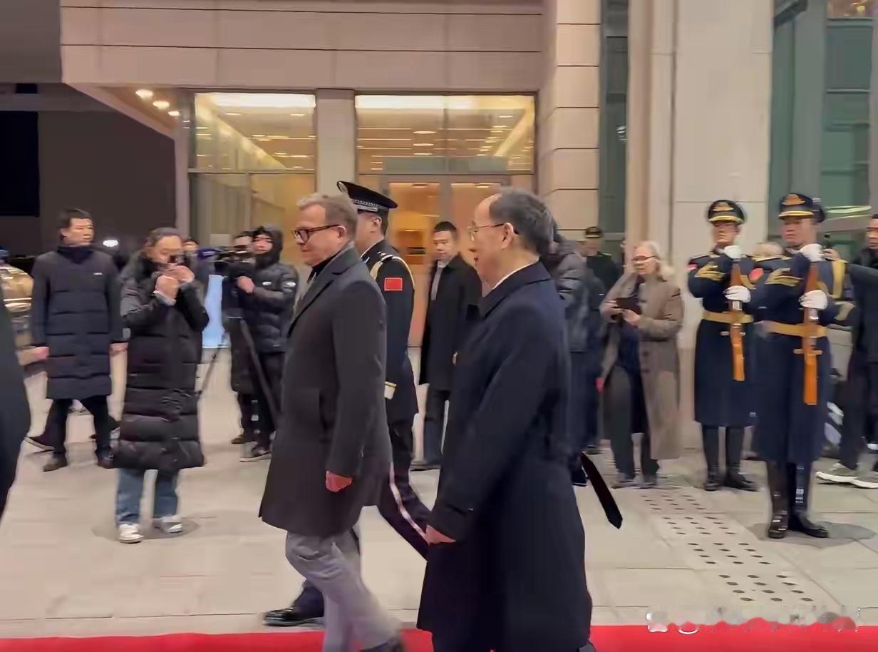 1月25日凌晨，芬兰总理奥尔波抵达北京。抢在英国首相斯塔默之前访华，携20多家企