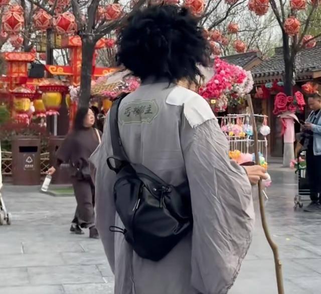 《从魔都到汴梁，他靠“扮乞丐”解压！开封的魔力让人有“戒断反应”》

46岁上海