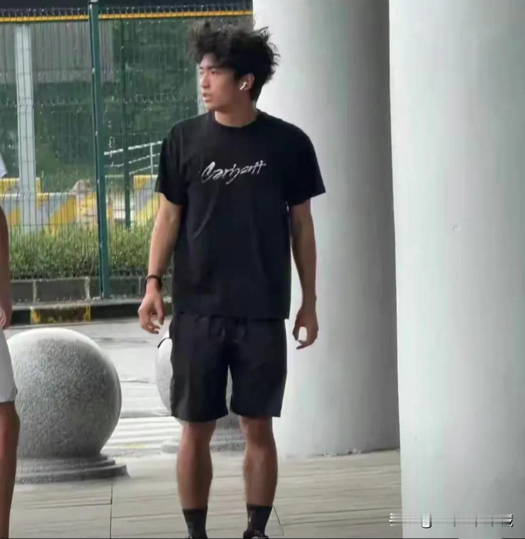 谢霆锋大儿子现身机场！近日，谢霆锋带大儿子去迪拜游玩，机场被拍，大儿子已经和谢霆