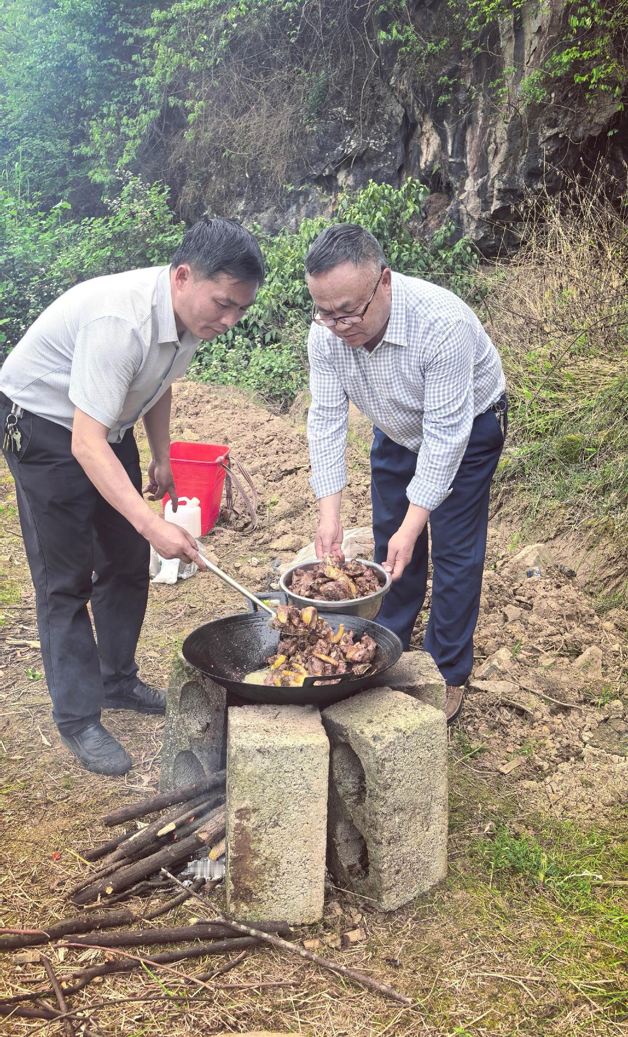 和我一起在野外炒柴火鸡这个是我四弟，在一所中学教了好多年的语文，还是学校的书记，