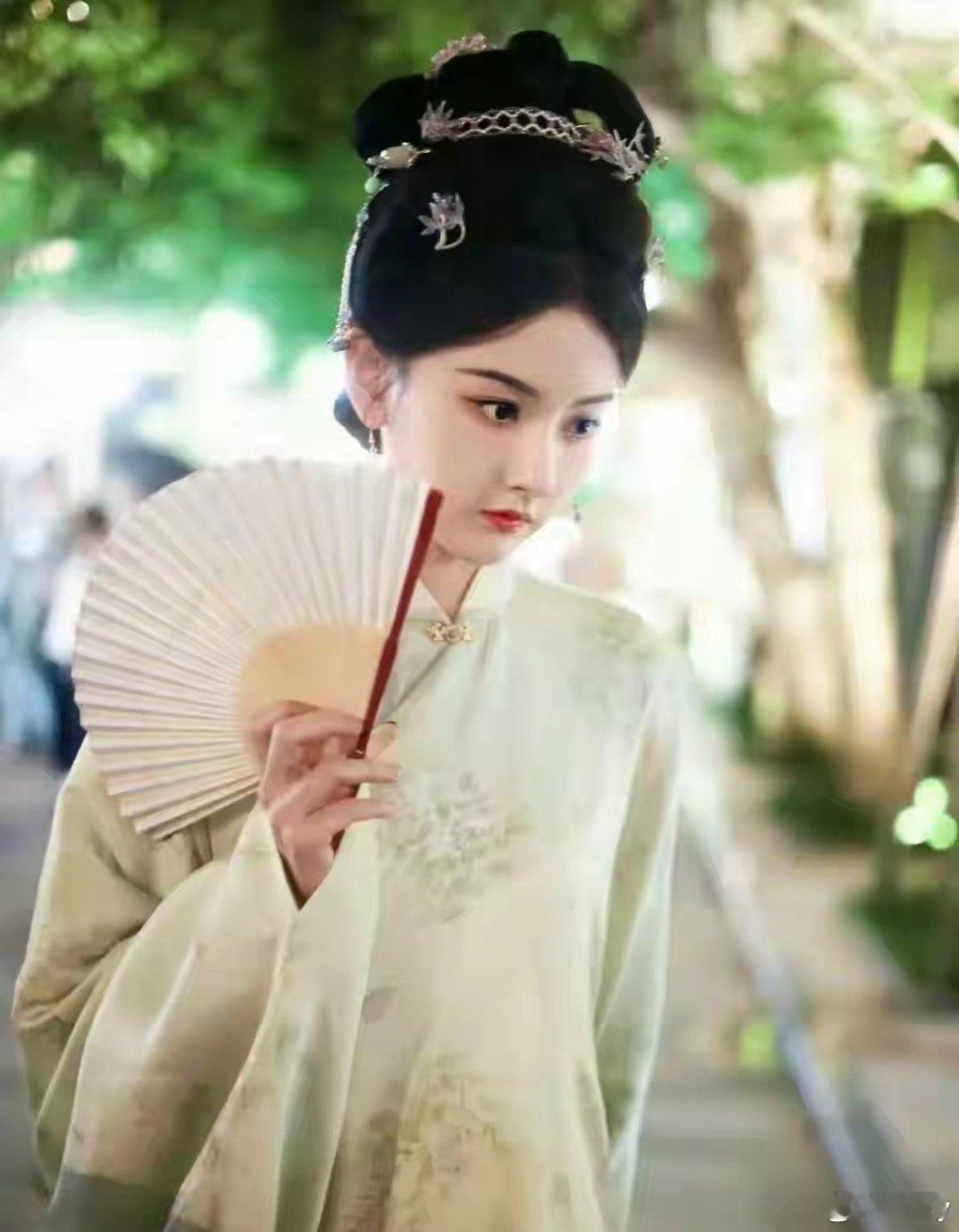 宋祖儿《表妹万福》越素越美！笑容明媚太抢眼，男主婚服很养眼！在九五花中，宋祖儿的