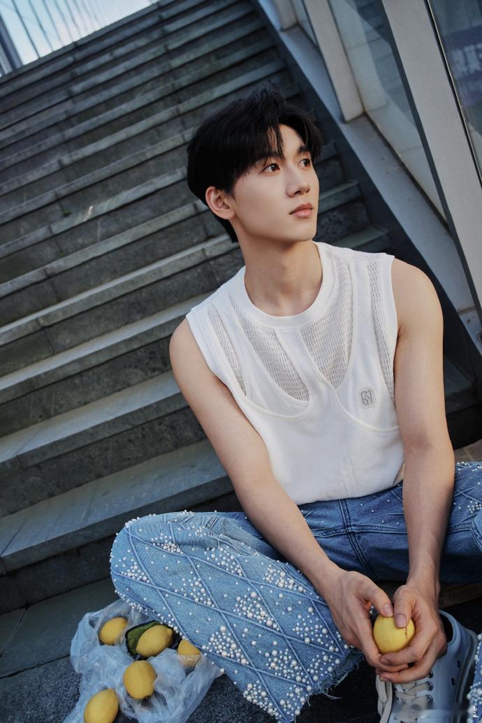 马韬到底有多少件无袖马韬柠檬味少年感 马韬无袖衣橱深不可测，夏天随手一拍都是背心