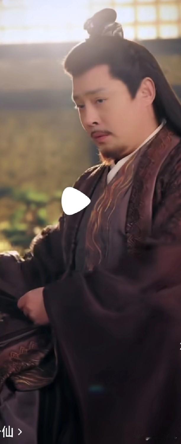 我认为短剧，因为短剧都是帅哥美女拍的，非常养眼，而且不用等待一集一集的出，长剧太