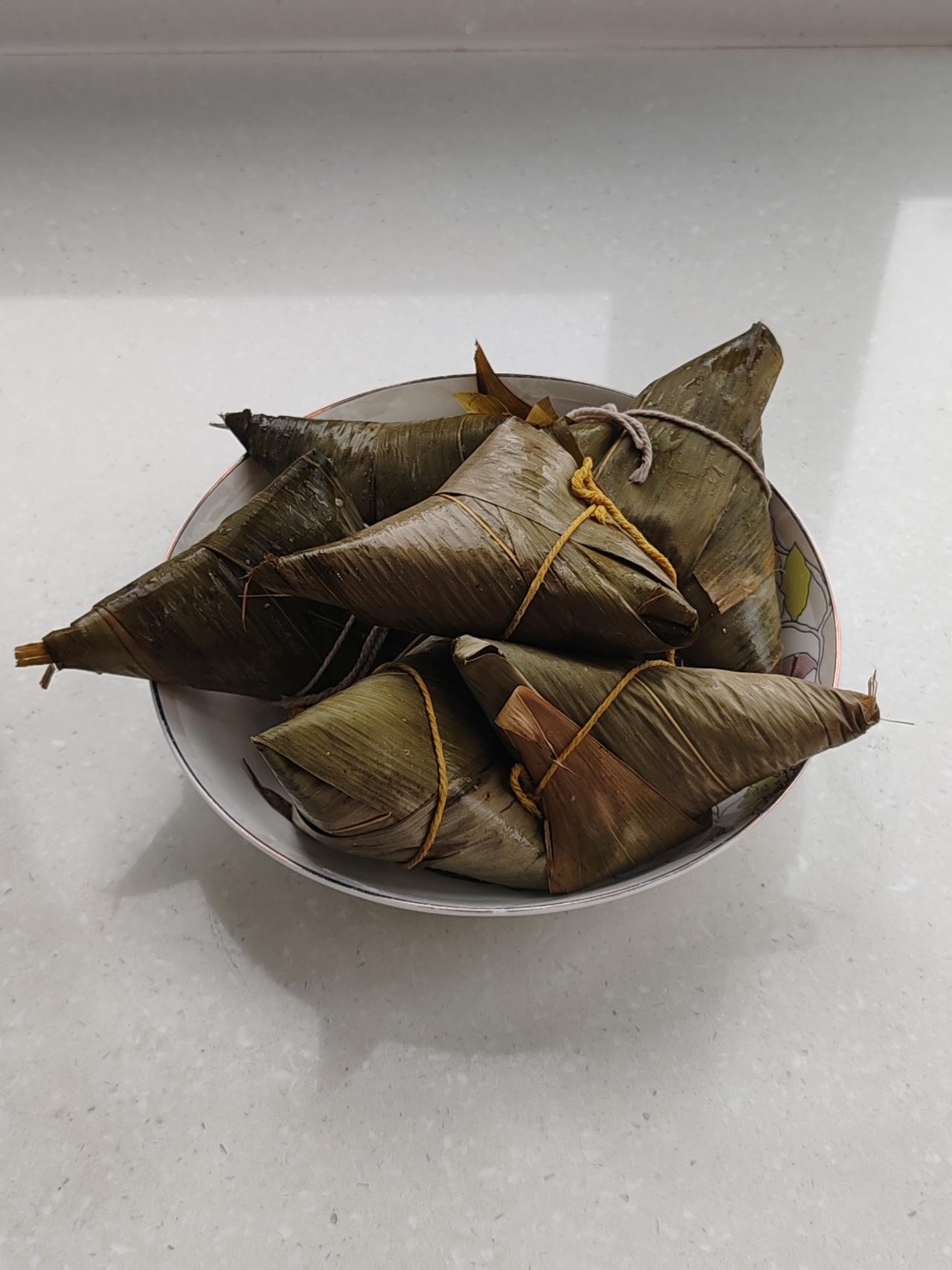 儿子都结婚了，你岁数也应该不小了。烟酒不仅靡费钱财，还有害健康，是应该禁绝之物。