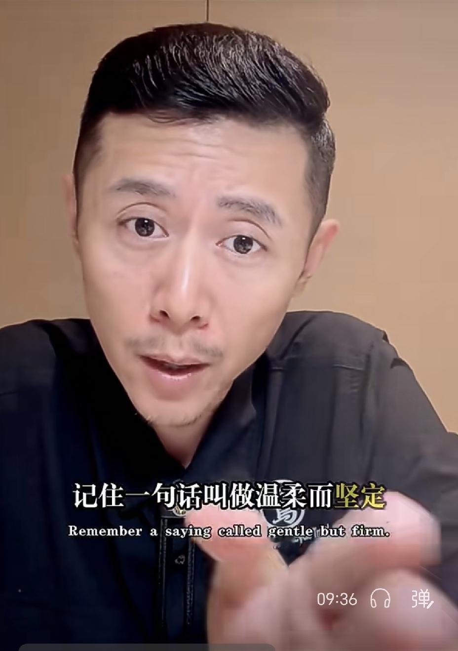 他会在凌晨听陌生人倾诉，不会高高在上说教，很少讲大道理，把自己定位成“江湖里同样