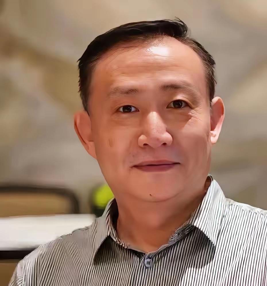 卢麒元这次话真是一针见血，他直言不讳地指出：如果一个国家的核心决策者，家人、身家