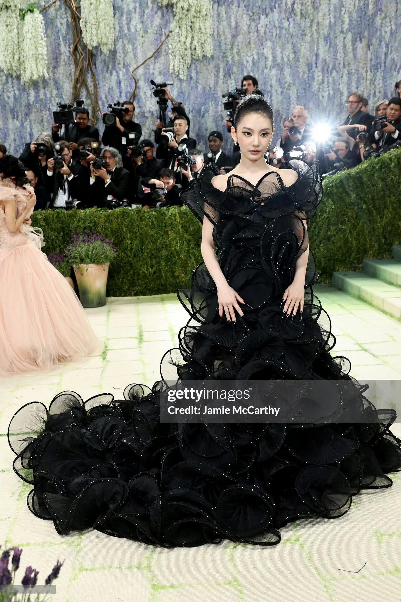 宁艺卓  亮相Met Gala 2026红毯，来自Gucci定制的黑色礼服，佩戴