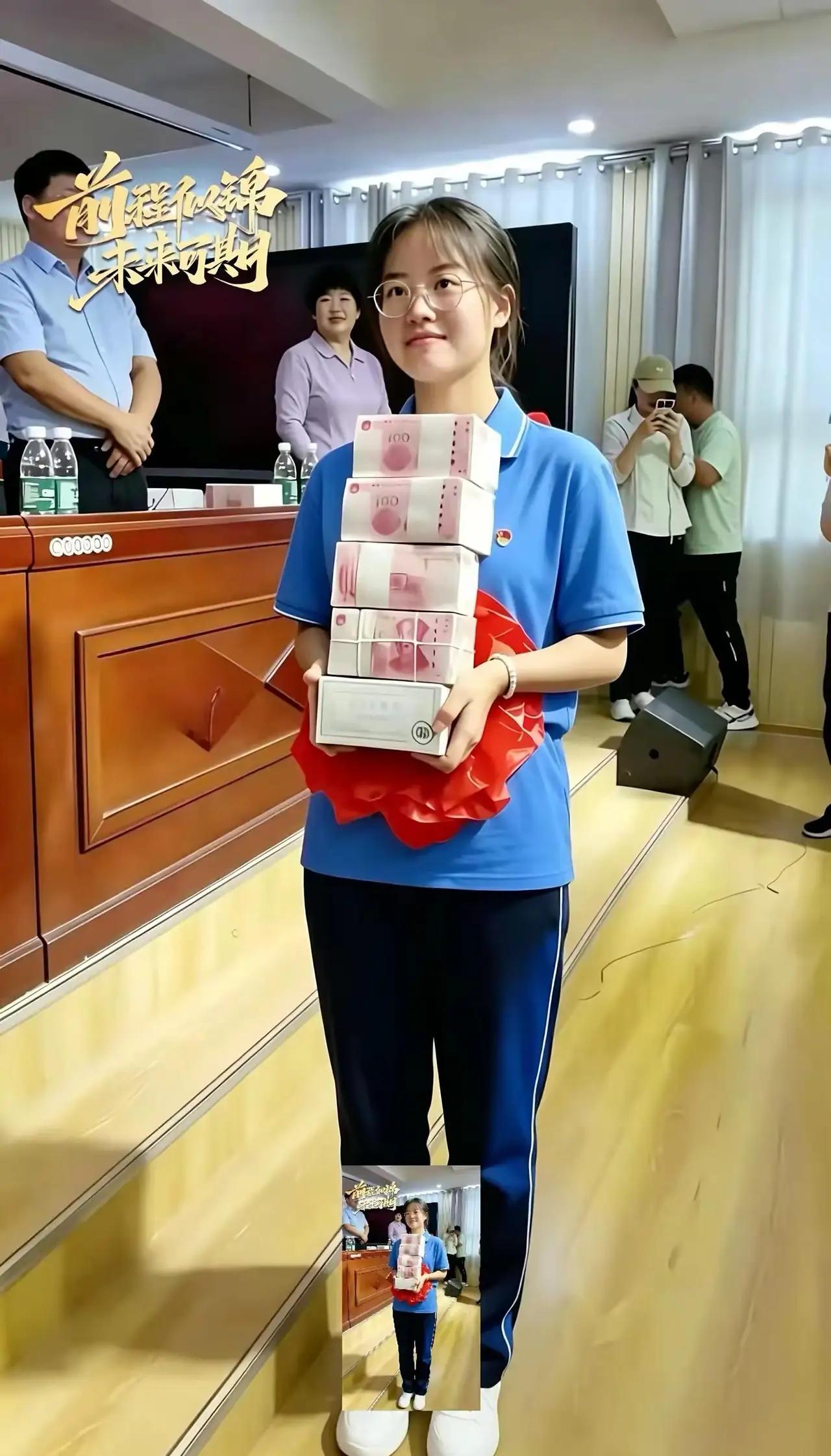 这是网络上广为流传的山东烟台青华中学的学霸女生，网传她通过强基计划被清华大学提前