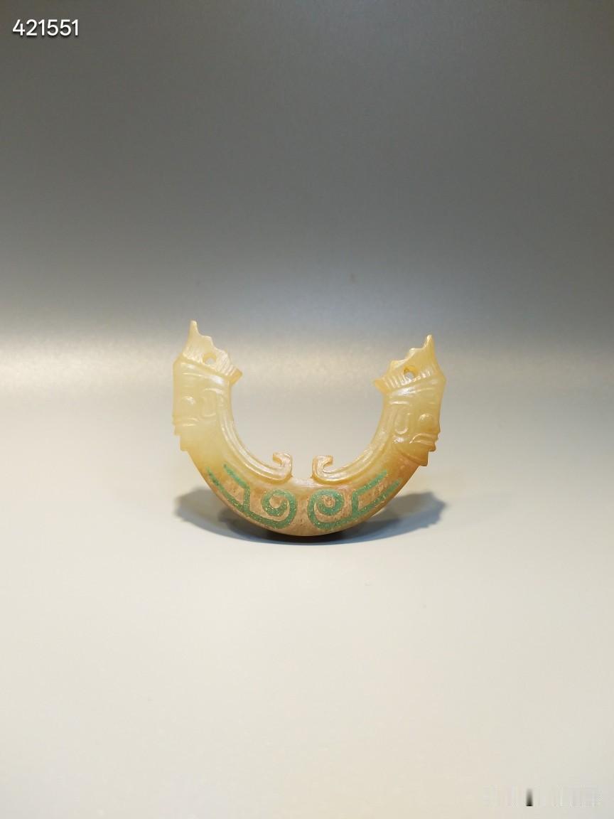 人型璜玉饰
流行于:商周
和田玉嵌松石