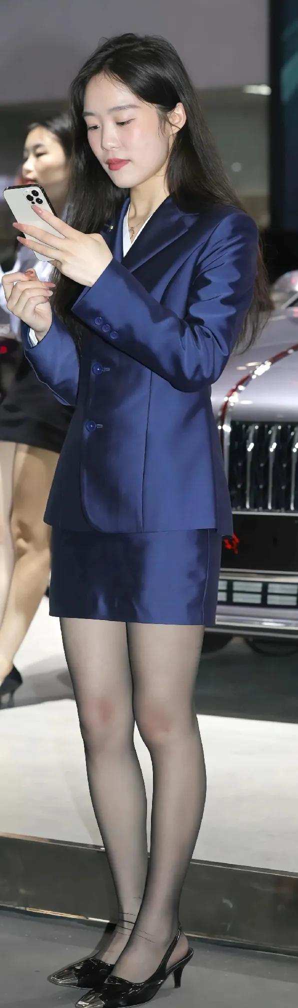 优雅蓝调职场穿搭，手机在手，自信满满！💼📱