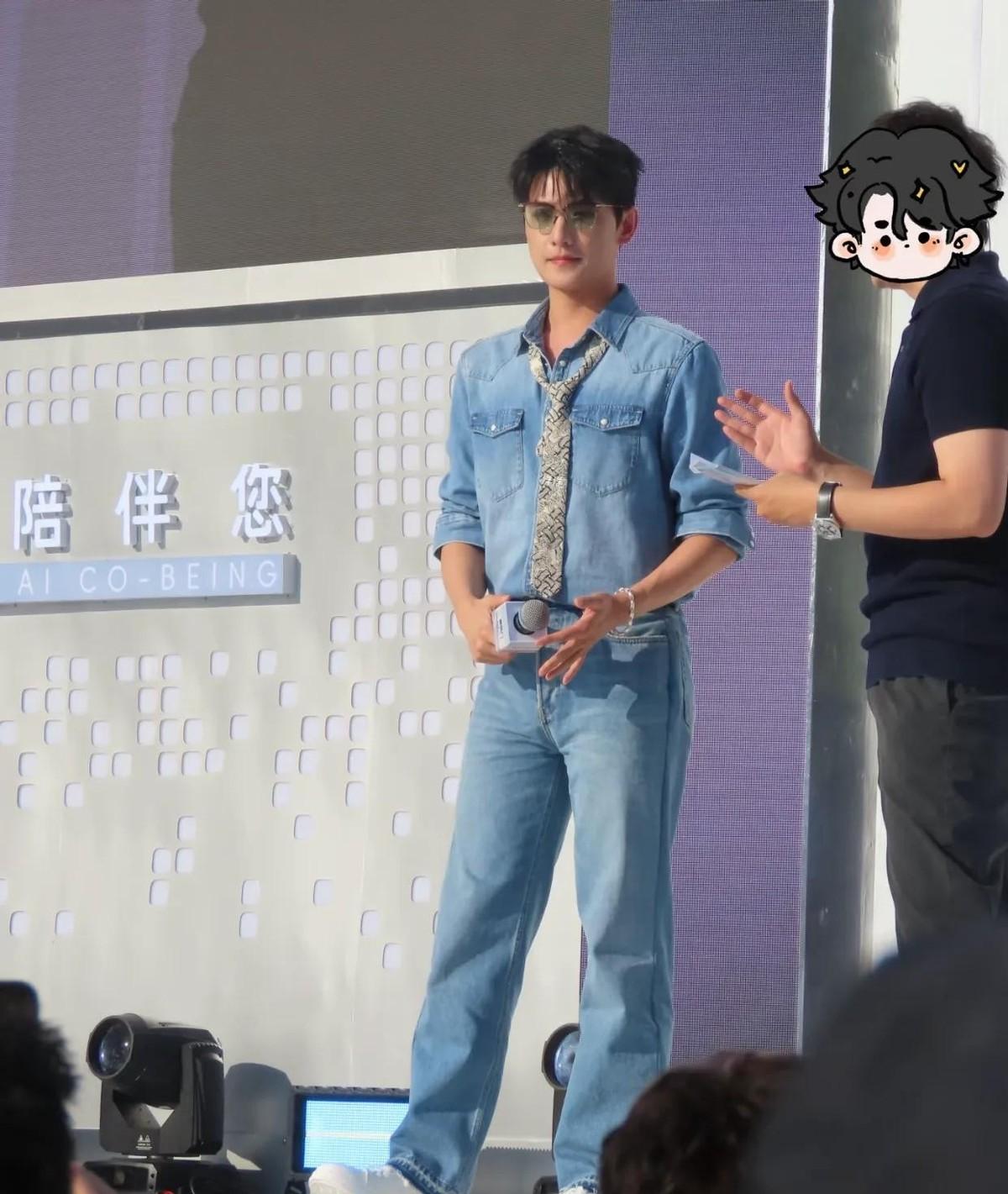 杨洋重庆活动现场一亮相，直接帅翻全场！


重庆那天气热得能烤人，可粉丝们为了见
