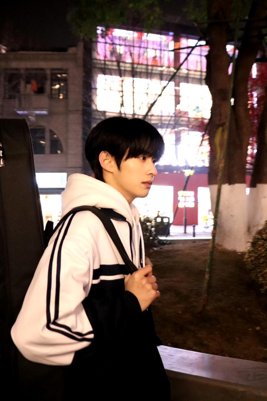 爱豆拉郎 徐/振/轩x包/上/恩 蝉鸣、晚风、试卷，我们在十七岁的夏天相遇。 