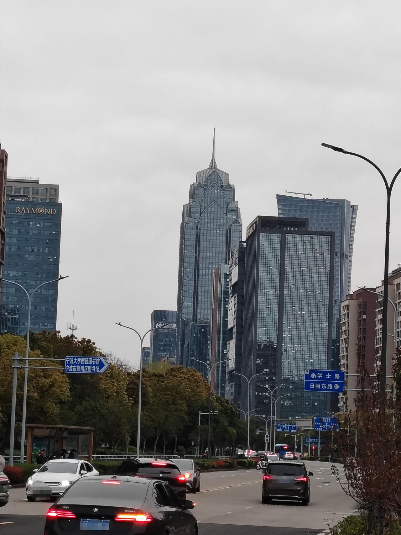 南部商务区的商务属性，很浓厚！非常具有商务区的气质！