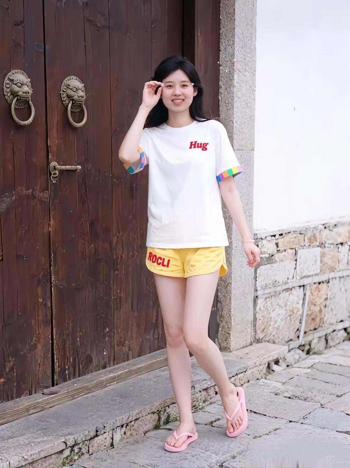暑期图凉快，
身站大门外。
青春无限好，
拍照留纪念。