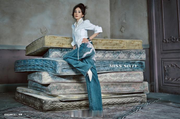 杨幂蓝色小烟熏杨幂牛仔辣妹杨幂蓝色小烟熏打破常规，时尚感十足。牛仔辣妹穿搭随性又