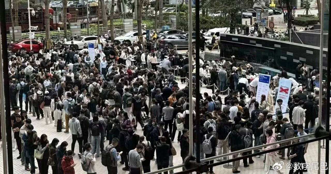 腾讯大厦楼下腾讯云 20 位工程师现场摆摊免费帮安装 Openclaw，支持自带