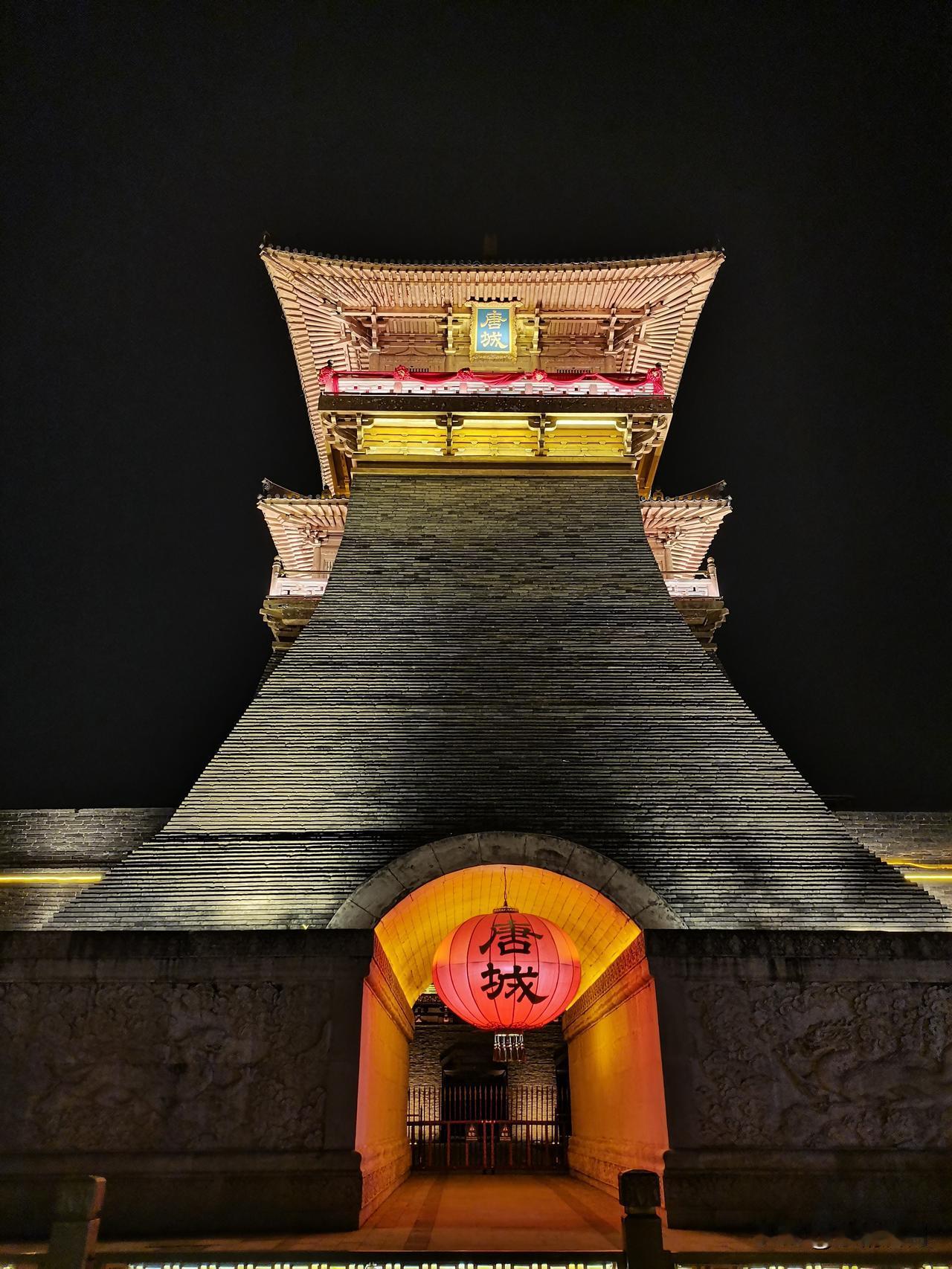 襄阳唐城保姆级旅游攻略｜穿越大唐的沉浸式夜景之旅
 
很多人来襄阳，一半为了古城