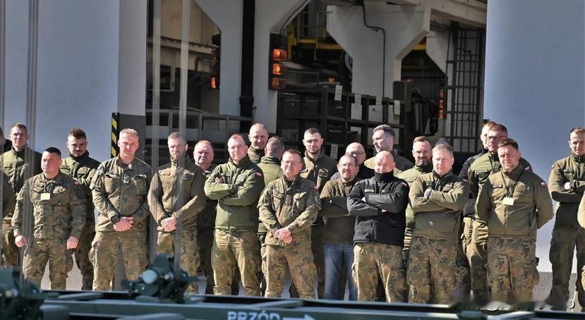 俄方炮弹升级，激光制导让打靶更准！老式火炮也能玩转精准打击
 
各位老铁们，最近