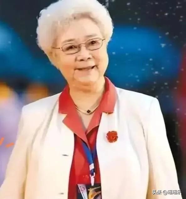 随着“人民艺术家”郭兰英去世，最坐不住的人，不是98岁的田华，也不是91岁的王蒙