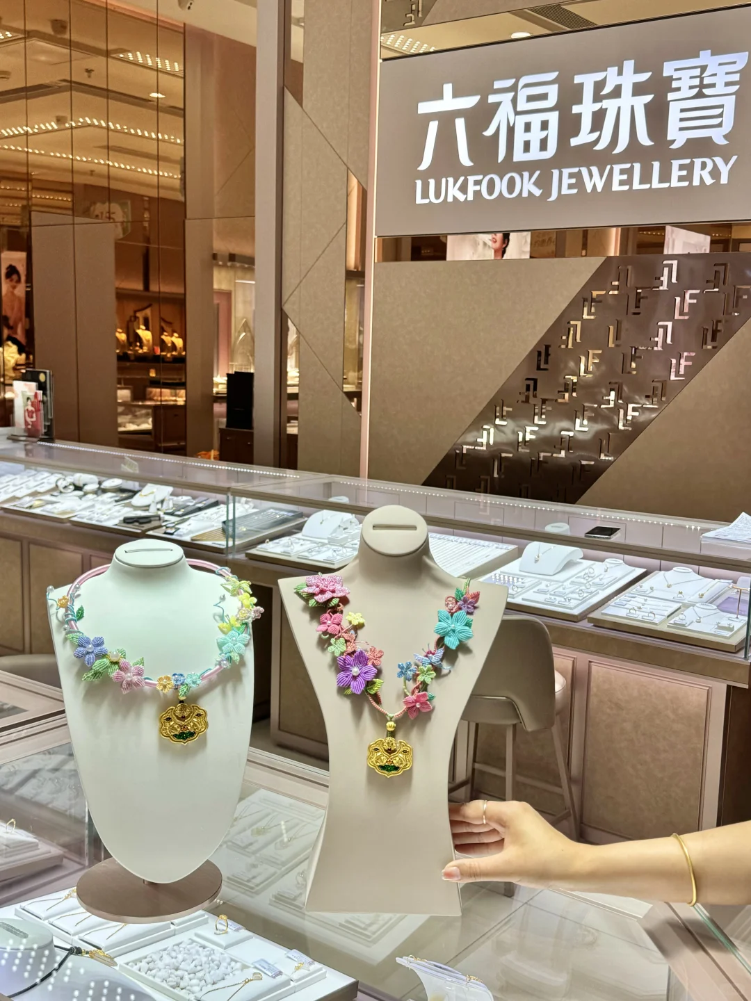 就坐在店里，男朋友让网友帮选一个