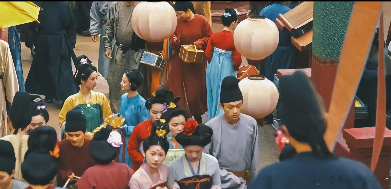 上咪咕看国色芳华  哈哈，杨紫和李现的片场花絮太逗了，让我对《国色芳华》更加期待