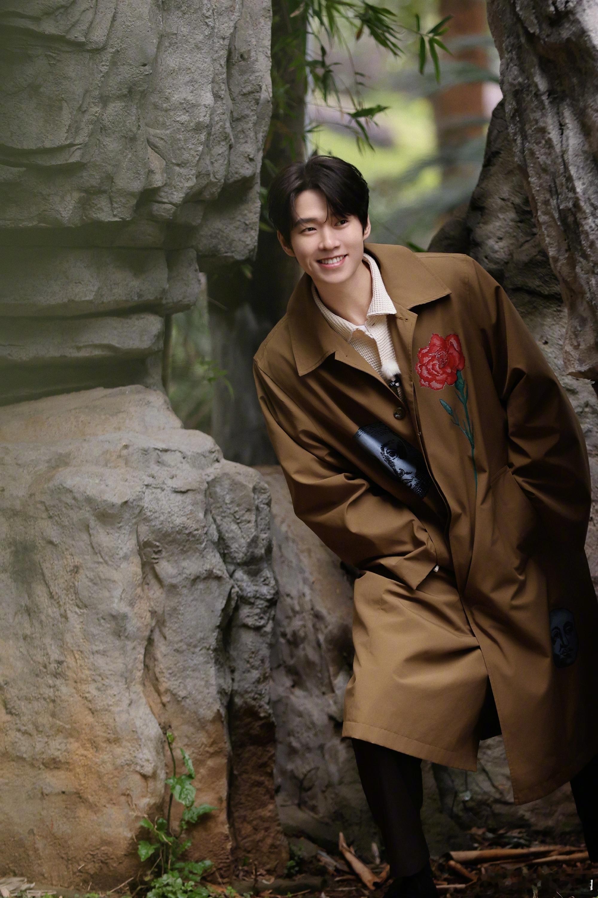 #魏大勋小狗探头#魏大勋春游去啦，笑得好开心啊！ ​​​