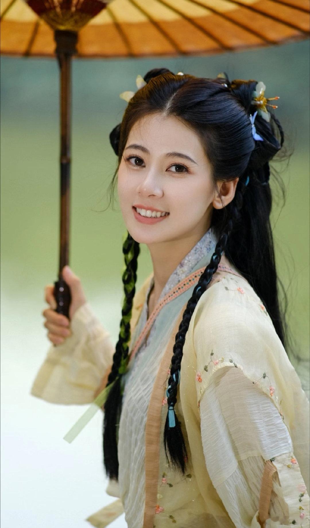 北斗七行哥哥姐姐惊到了吧！汉服加身的她，端庄感直接拉满～ 