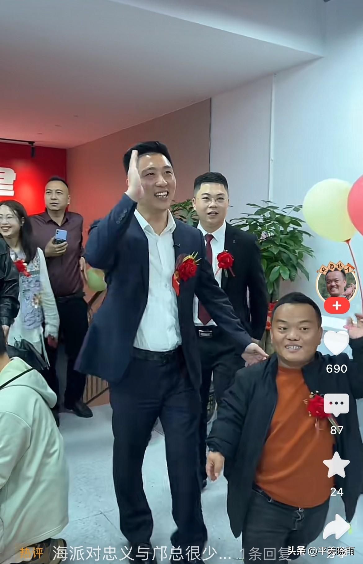 小大人忠义眼镜店开业，标哥荣登C位！
谁说忠义不懂感恩？
往昔的忠义需标哥帮扶，