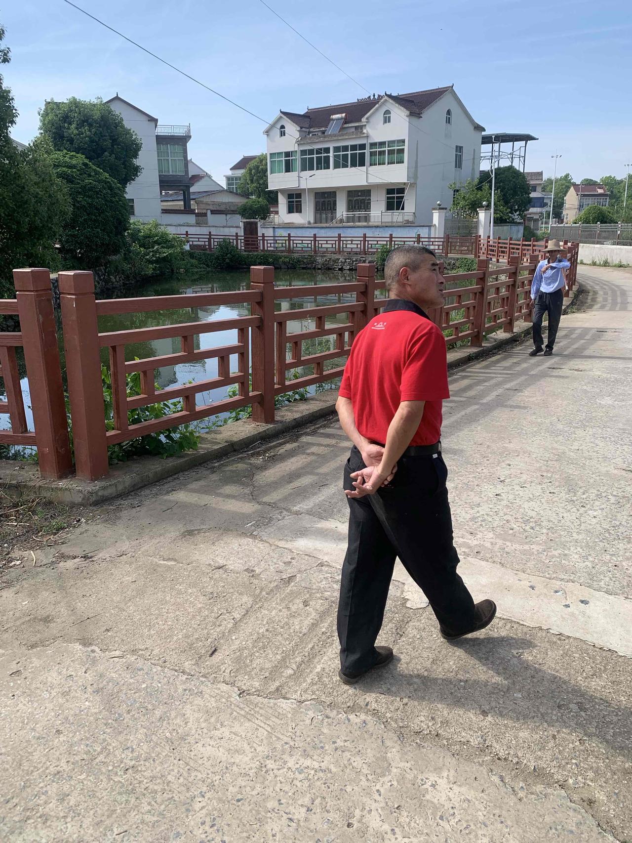 唉！
如今的养狗人，
越来越像着了魔一样。
他们把狗狗当作家里的一员。
要是狗狗