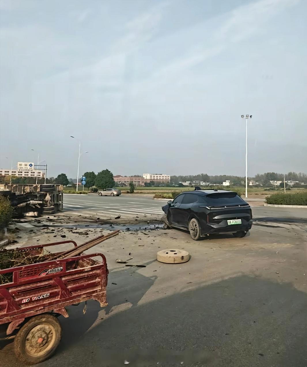 领克[超话]领克08领克08新能源安全天花板 谁的领克08呀?把大货车都装翻了[