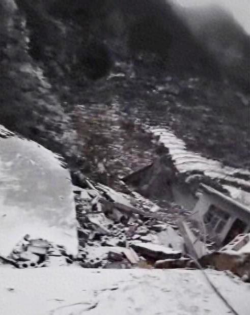 云南镇雄山体滑坡，致44人被埋，让人揪心。

据媒体报道，该村为煤矿开采村，煤矿